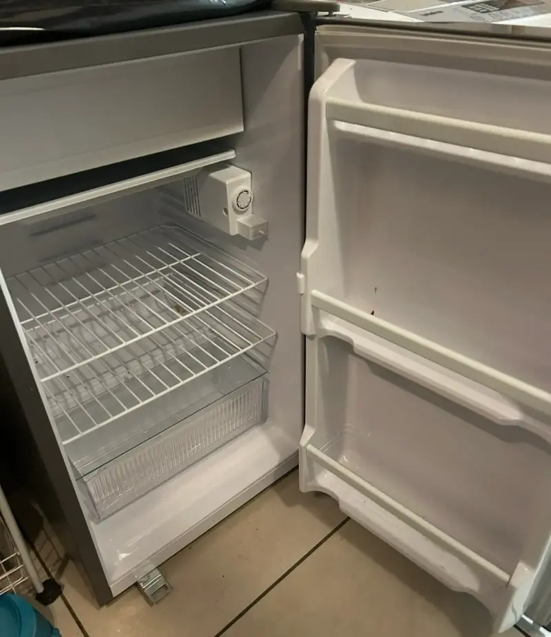 Refrigerador compacto Winia gris con eficiencia A++ - 2