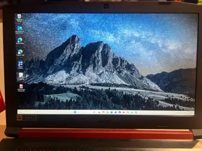 Laptop Acer Nitro 5 con pantalla Full HD - miniatura 1