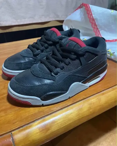 Zapatillas deportivas negras con detalles rojos - miniatura 1