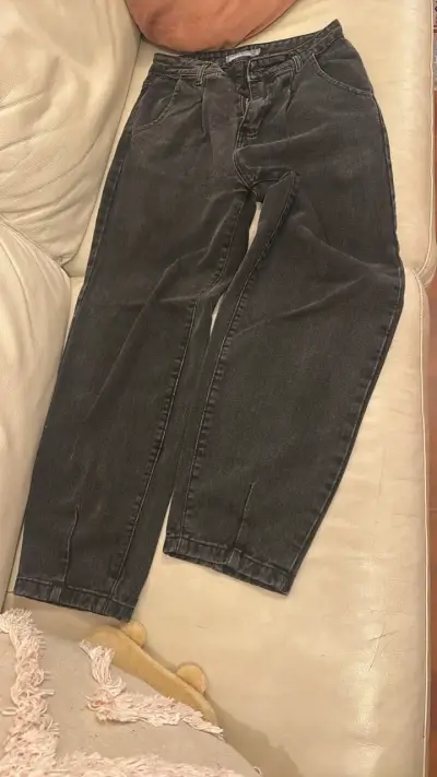 Jeans negros de mezclilla para mujer - miniatura 1