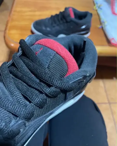 Zapatillas deportivas negras con detalles rojos - miniatura 2