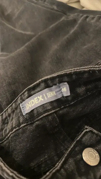 Jeans negros de mezclilla para mujer - miniatura 3