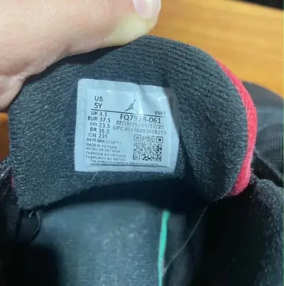 Zapatillas deportivas negras con detalles rojos - miniatura 4