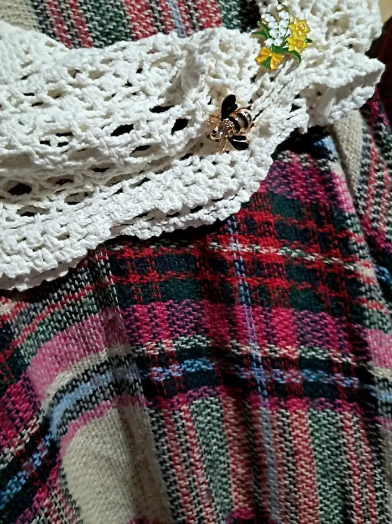 Bufanda tejida a crochet con broche decorativo - 1