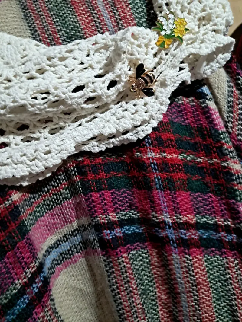 Bufanda tejida a crochet con broche decorativo - 2