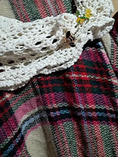 Bufanda tejida a crochet con broche decorativo - miniatura 2
