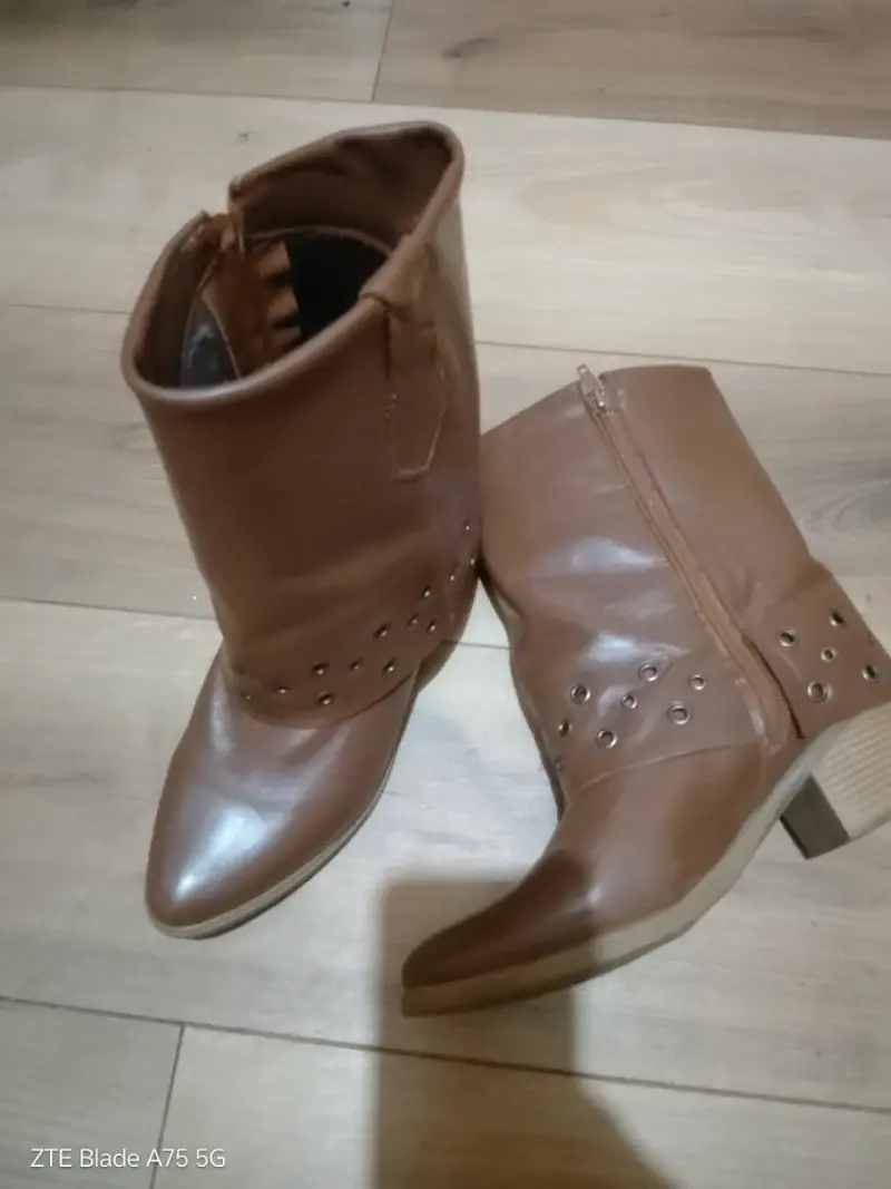Botines de cuero marrón con tachuelas - 1