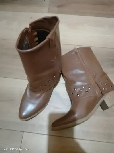 Botines de cuero marrón con tachuelas - miniatura 1