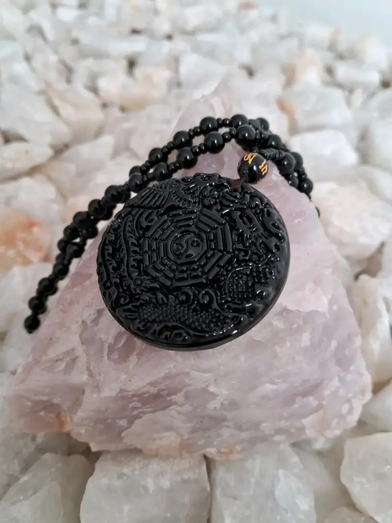 Collar de obsidiana negra con diseño tallado