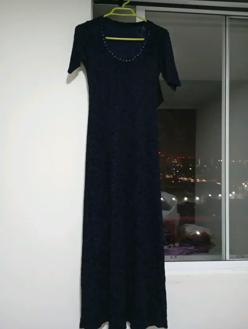 Vestido largo azul oscuro con detalles brillantes - 1