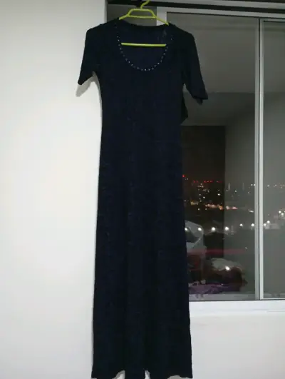Vestido largo azul oscuro con detalles brillantes - miniatura 1