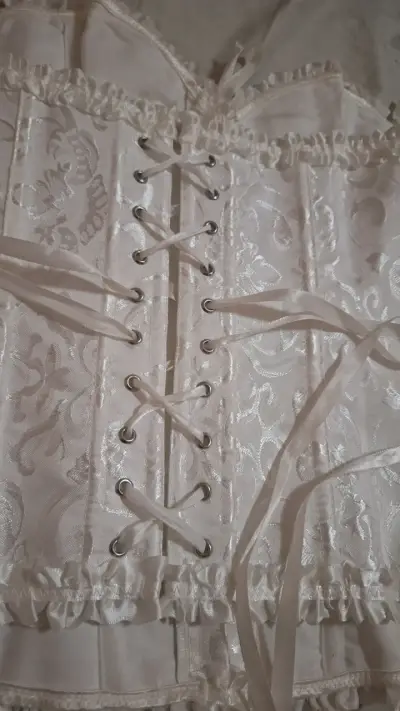 Corset blanco de encaje elegante - miniatura 4