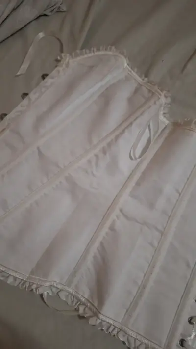 Corset blanco de encaje elegante - miniatura 5