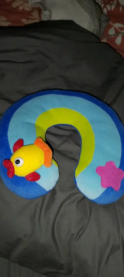 Cojín de viaje infantil con diseño de pez - miniatura 1
