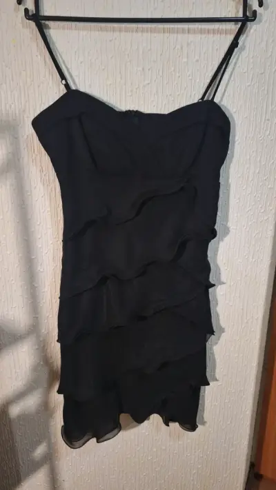 Vestido negro de fiesta con volantes - miniatura 1