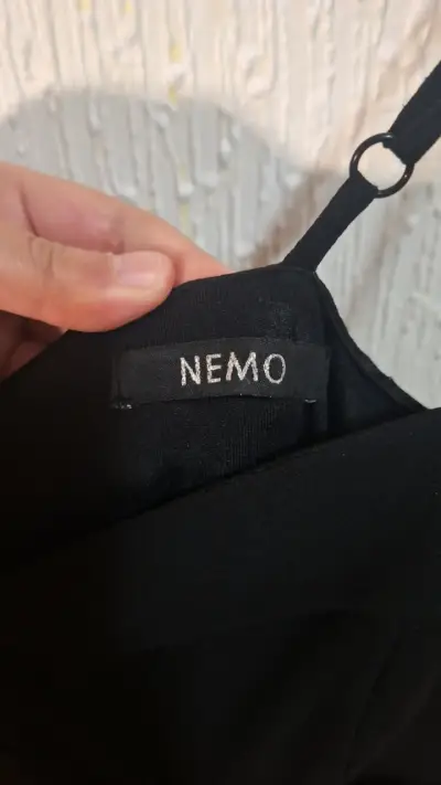 Vestido negro de fiesta con volantes - miniatura 3