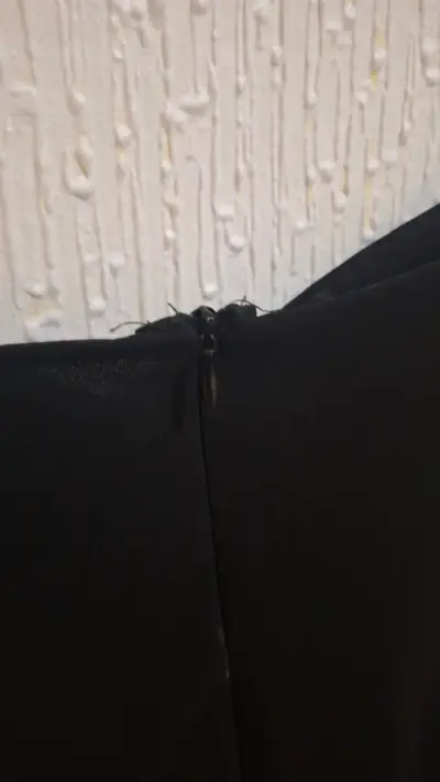 Vestido negro de fiesta con volantes - miniatura 5