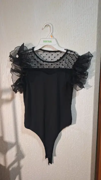 Body negro extravagante con volantes - miniatura 3