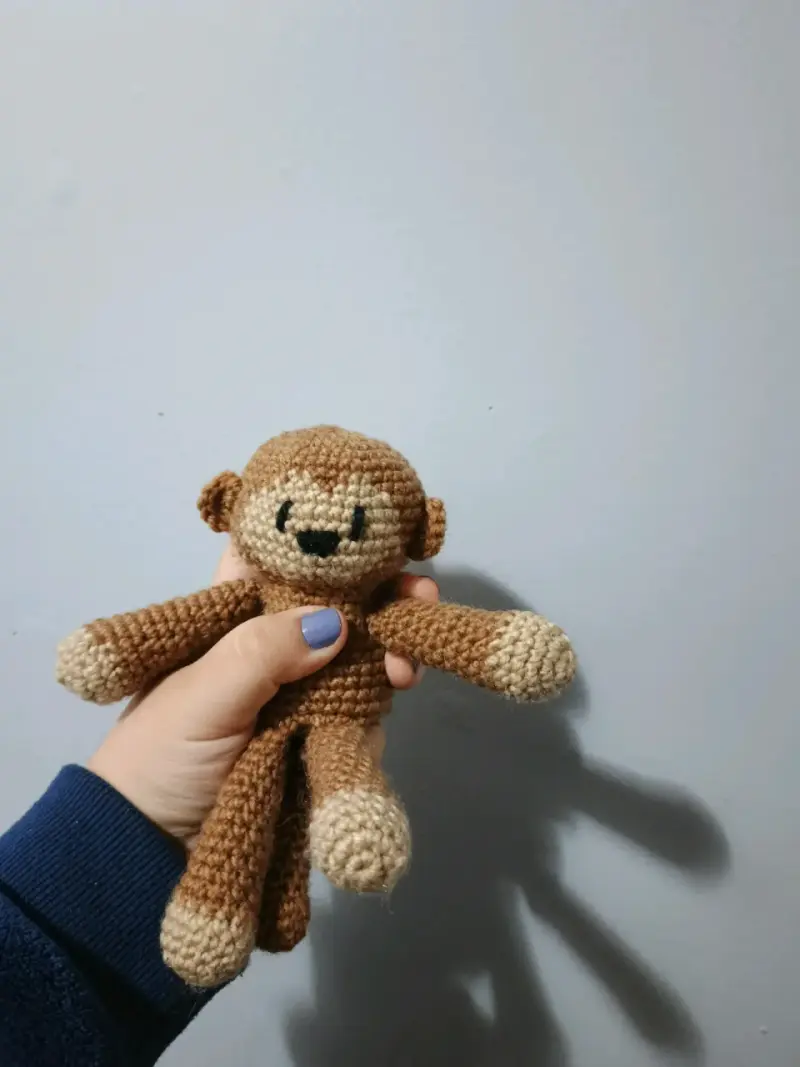 Tierno mono de peluche tejido a mano