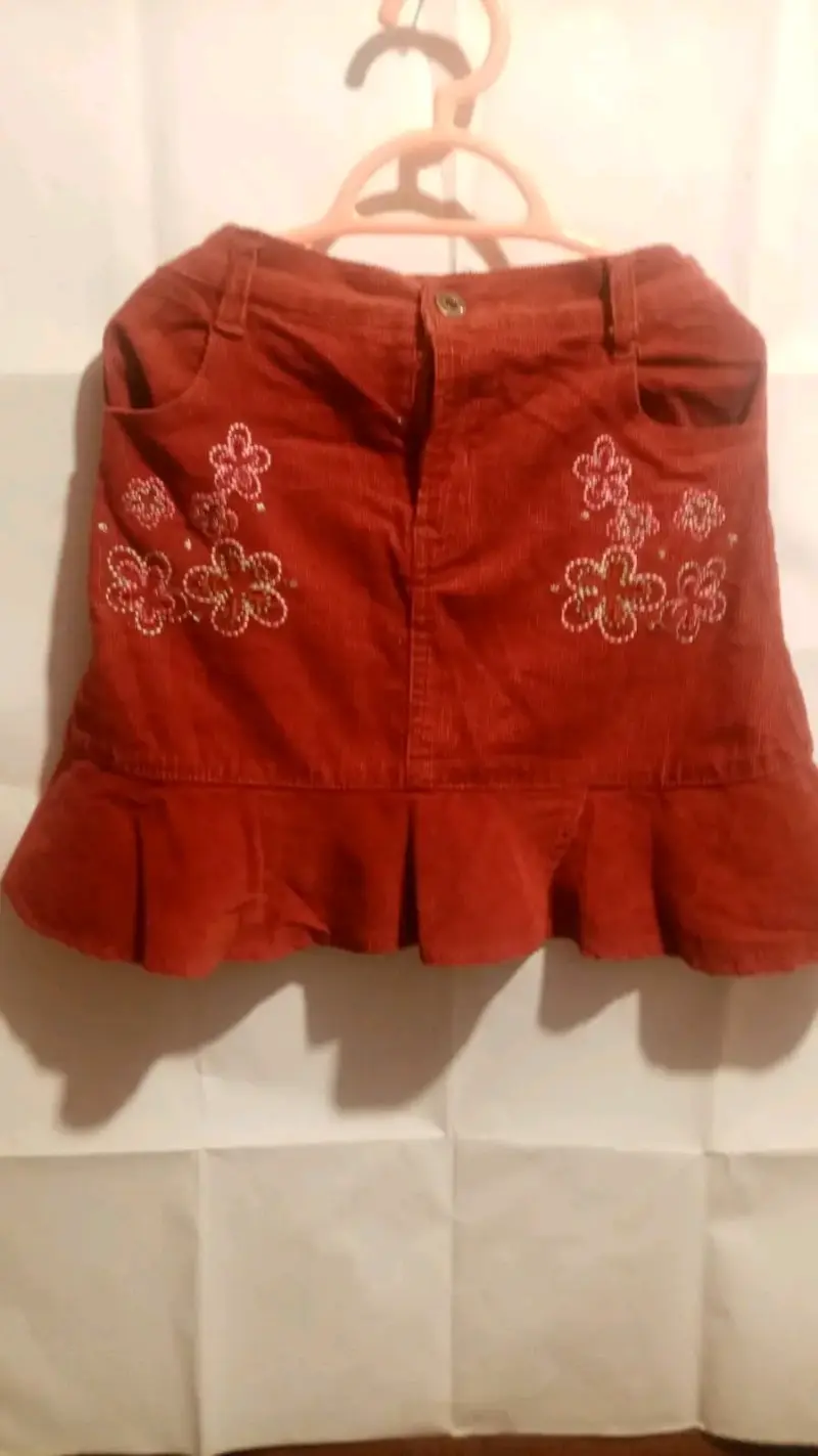 Falda de cotelé roja con bordado floral para niña