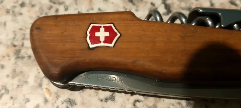 Navaja suiza Victorinox de madera - 1