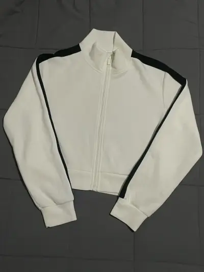 Poleron blanco con cuello y franjas negras - miniatura 1