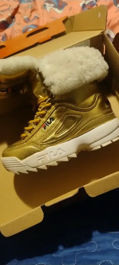 Zapatillas Fila doradas con forro de lana  29 1/2 - miniatura 1