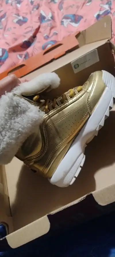 Zapatillas Fila doradas con forro de lana  29 1/2 - miniatura 3