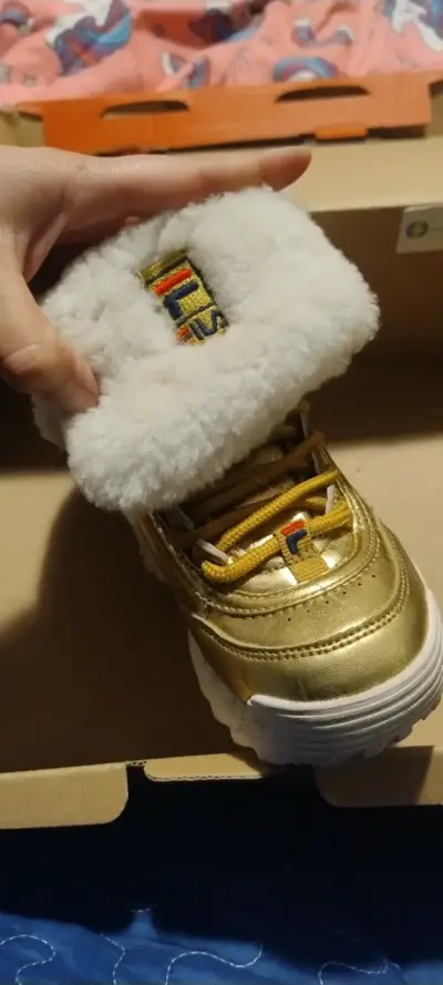 Zapatillas Fila doradas con forro de lana  29 1/2 - miniatura 4