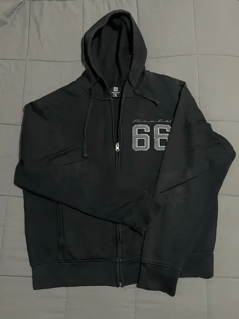 Polerón negro con cierre y gorro - 1