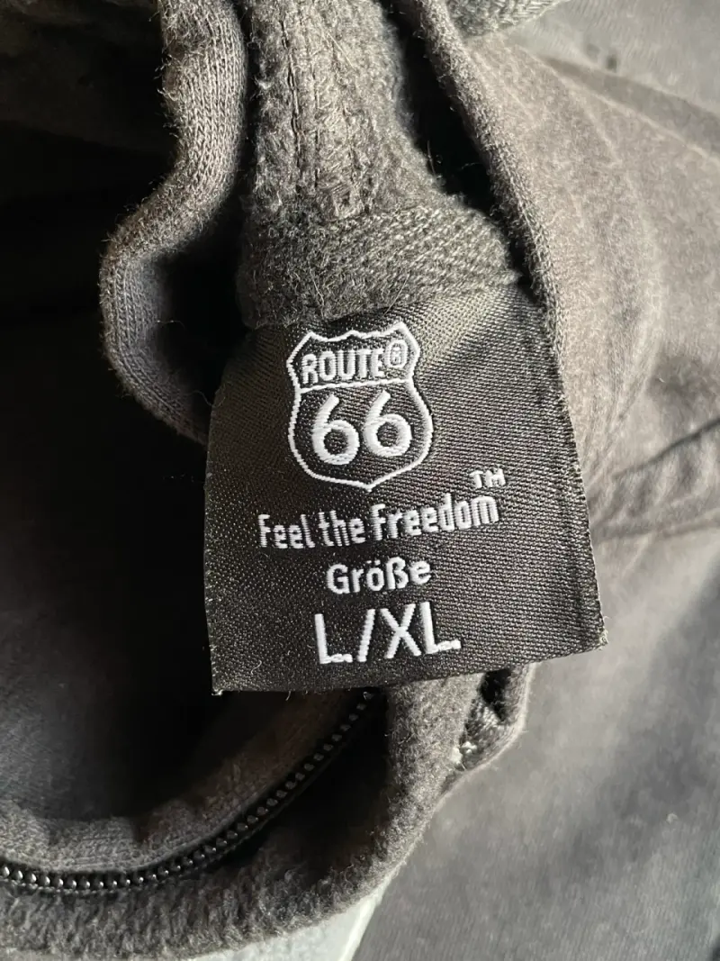 Polerón negro con cierre y gorro - 2