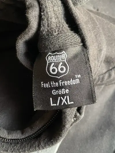 Polerón negro con cierre y gorro - miniatura 2