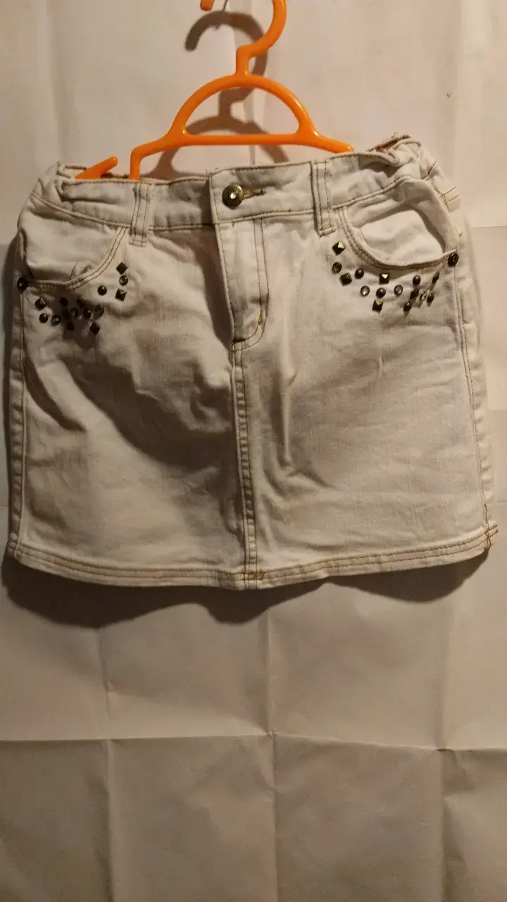 Falda de mezclilla blanca con tachas - 1