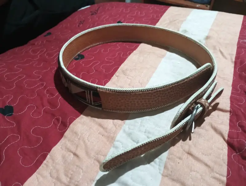 Cinturón de cuero artesanal con diseño étnico - 1