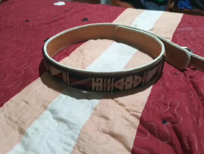Cinturón de cuero artesanal con diseño étnico - 2