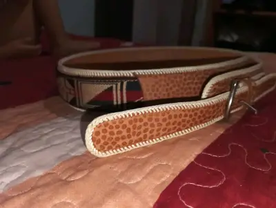 Cinturón de cuero artesanal con diseño étnico - miniatura 4