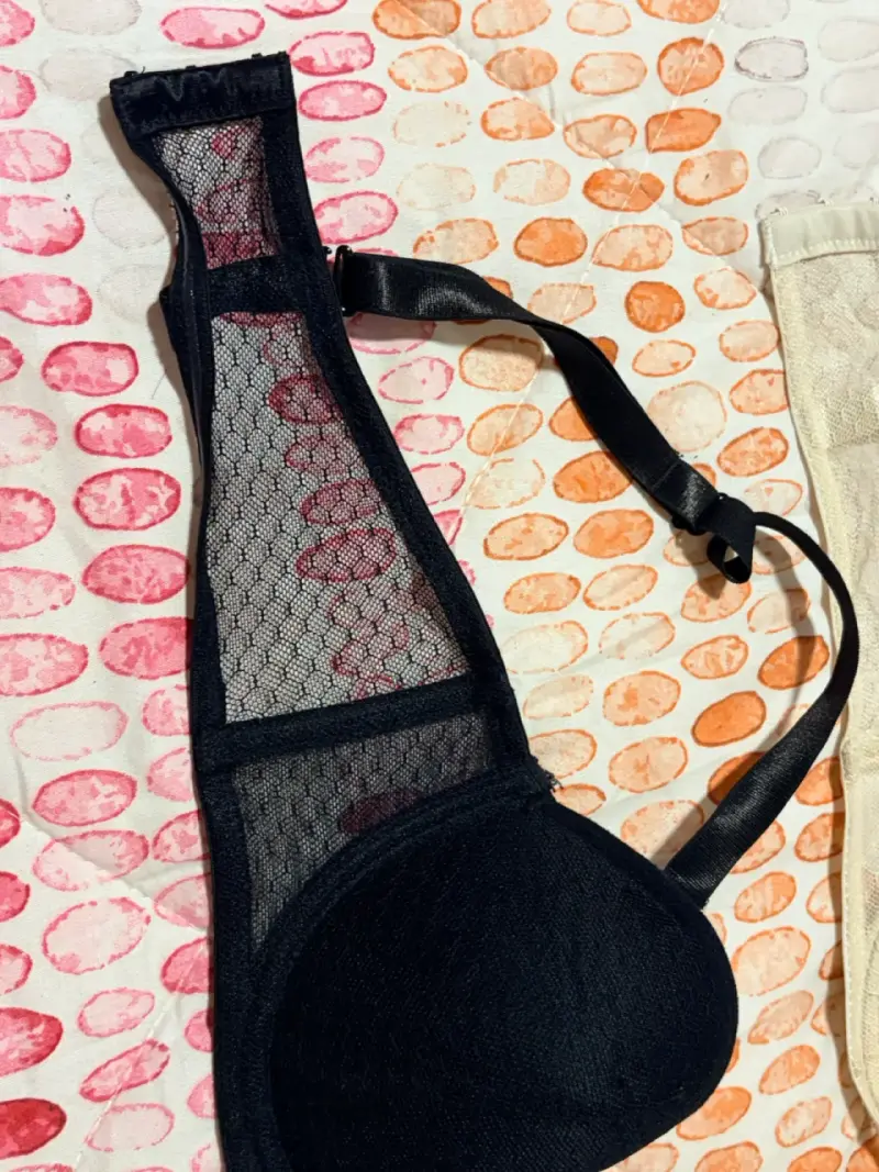 Set de sostenes negro y beige con encaje - 2