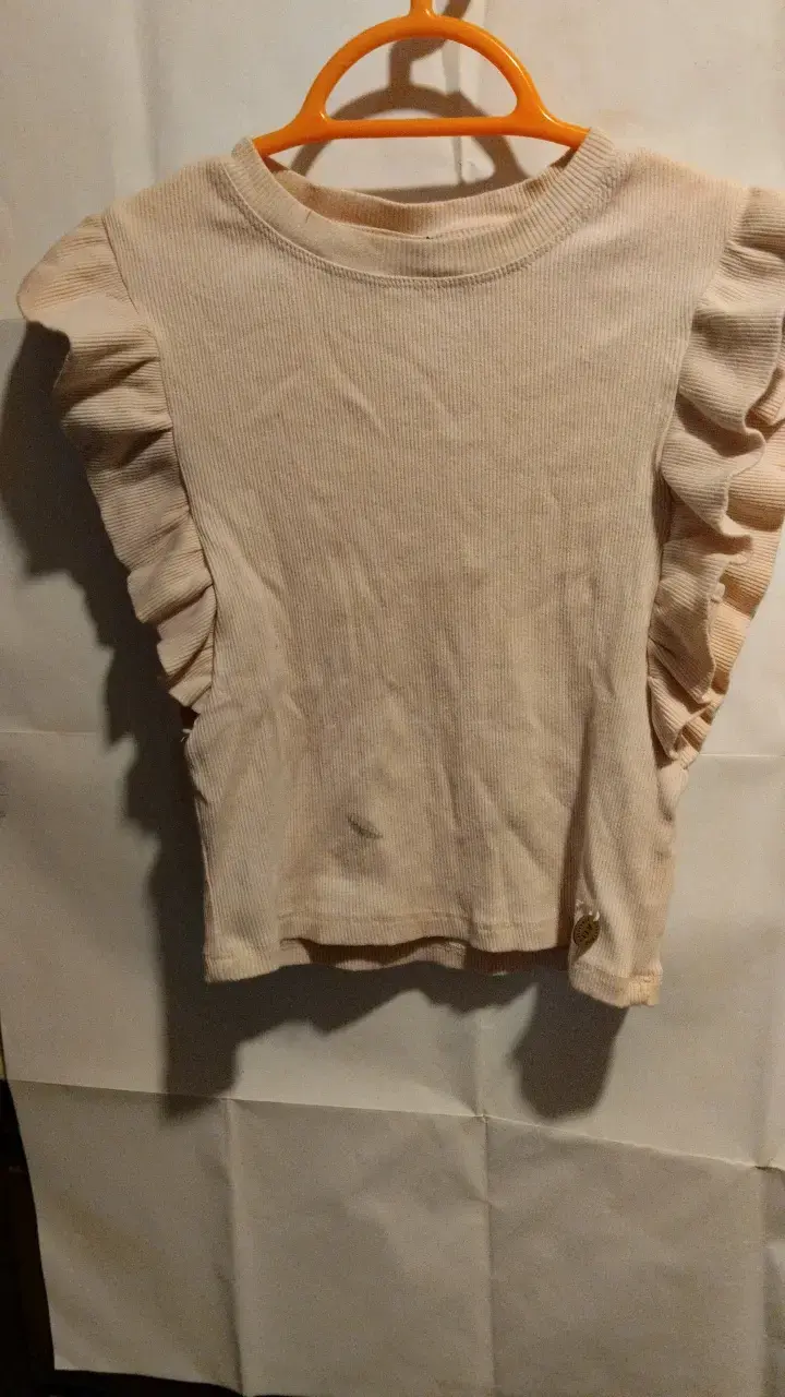 Polera rosa pálido con volantes para niña