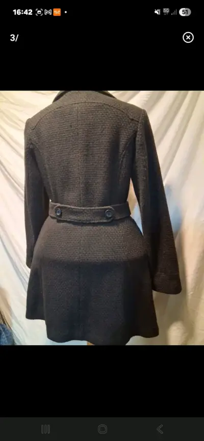 Abrigo de lana negro para mujer con botones - miniatura 2