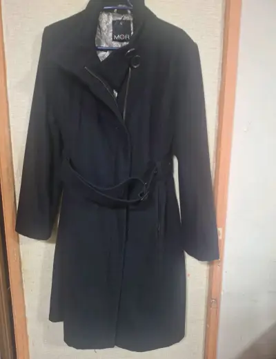 Abrigo negro elegante para mujer con cinturón - miniatura 1