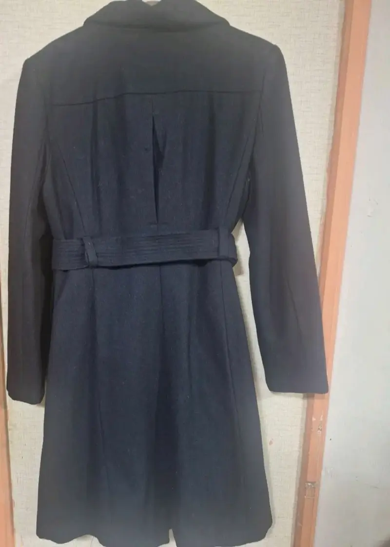 Abrigo negro elegante para mujer con cinturón - 2
