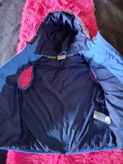 Chaleco acolchado con capucha azul y rojo para niños - miniatura 3