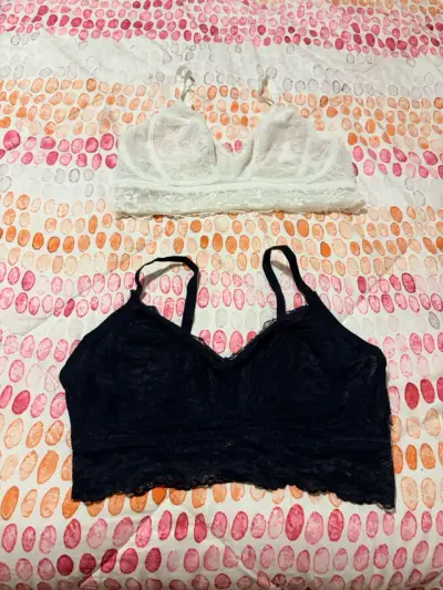 Conjunto de bralettes de encaje blanco y negro - miniatura 1