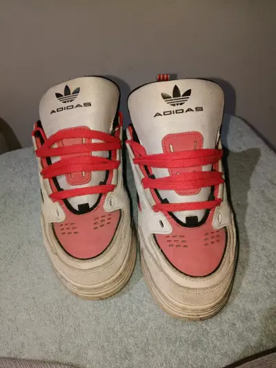 Zapatillas Adidas vintage con cordones rojos - miniatura 1