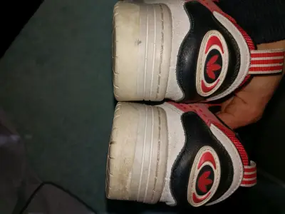 Zapatillas Adidas vintage con cordones rojos - miniatura 3