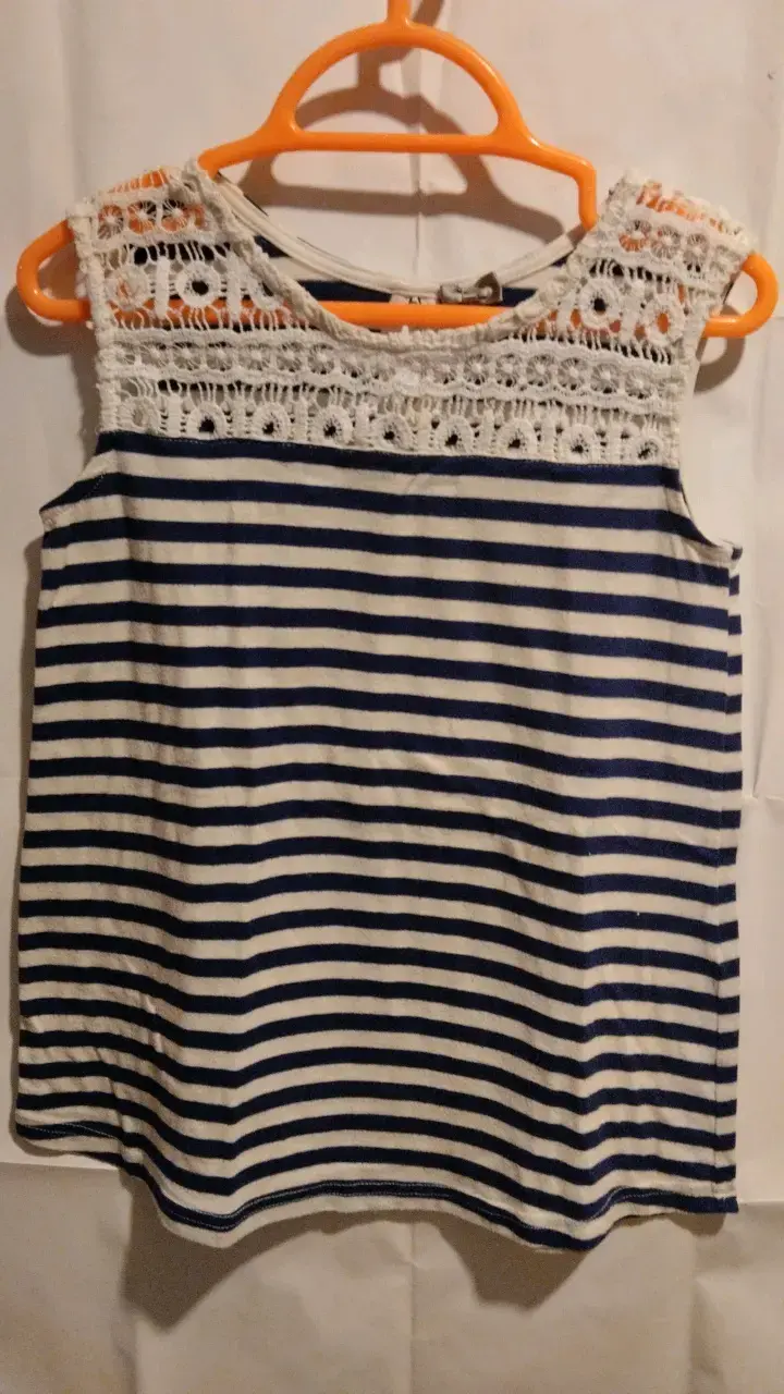 Blusa rayada con encaje para niña