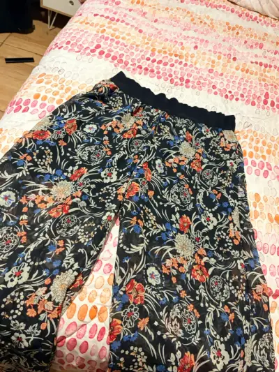 Pantalones de mujer con estampado floral - miniatura 1