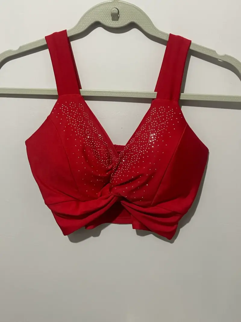Top rojo con detalles brillantes