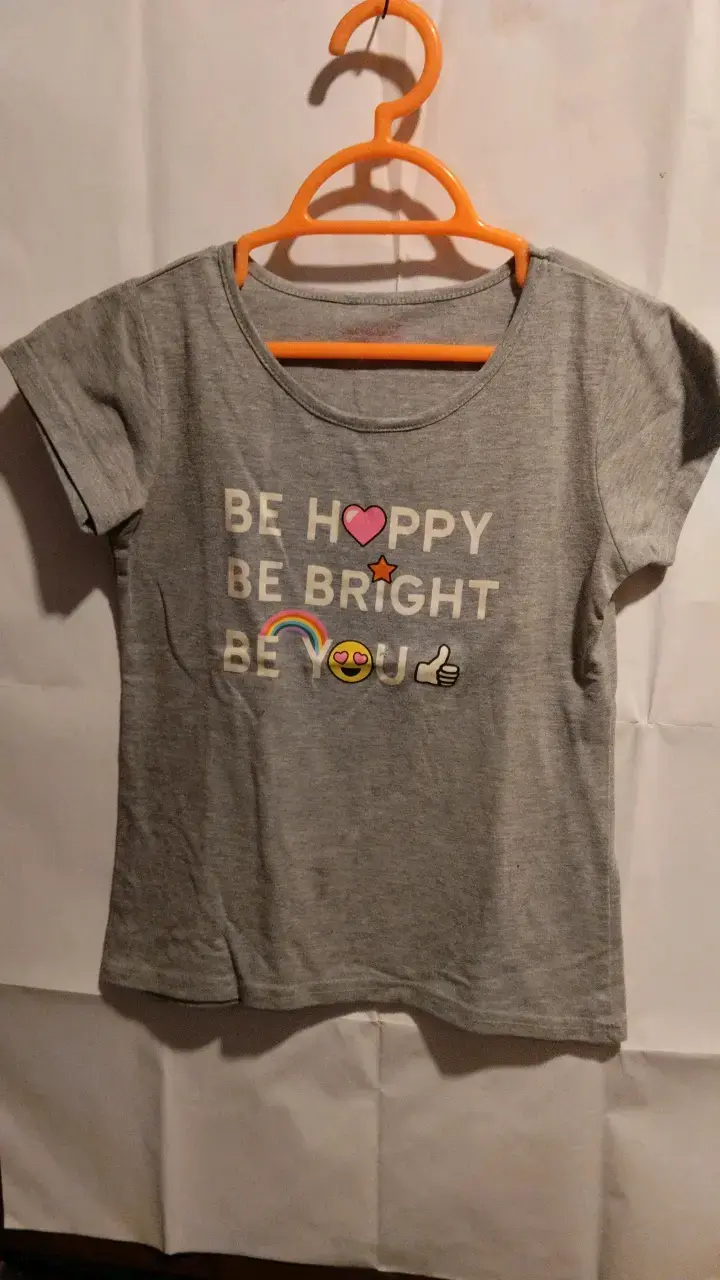 Polera gris niña con estampado motivacional
