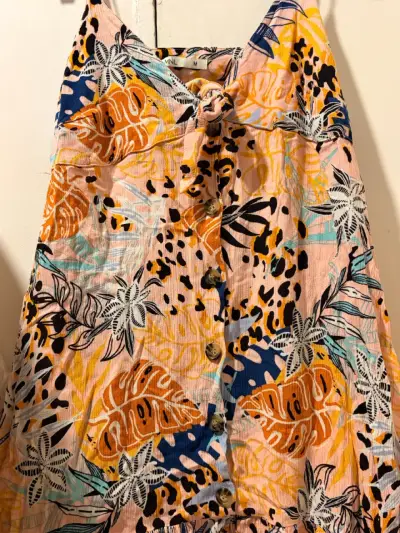 Vestido veraniego con estampado tropical - miniatura 1